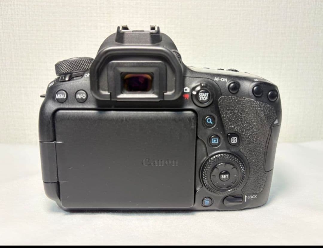 Canon EOS 6D Mark II 本体と付属品