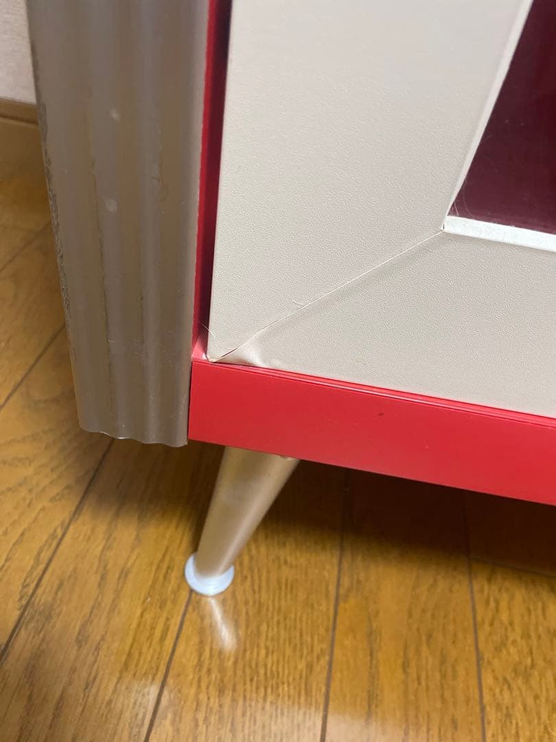 赤と白の二重扉キャビネット