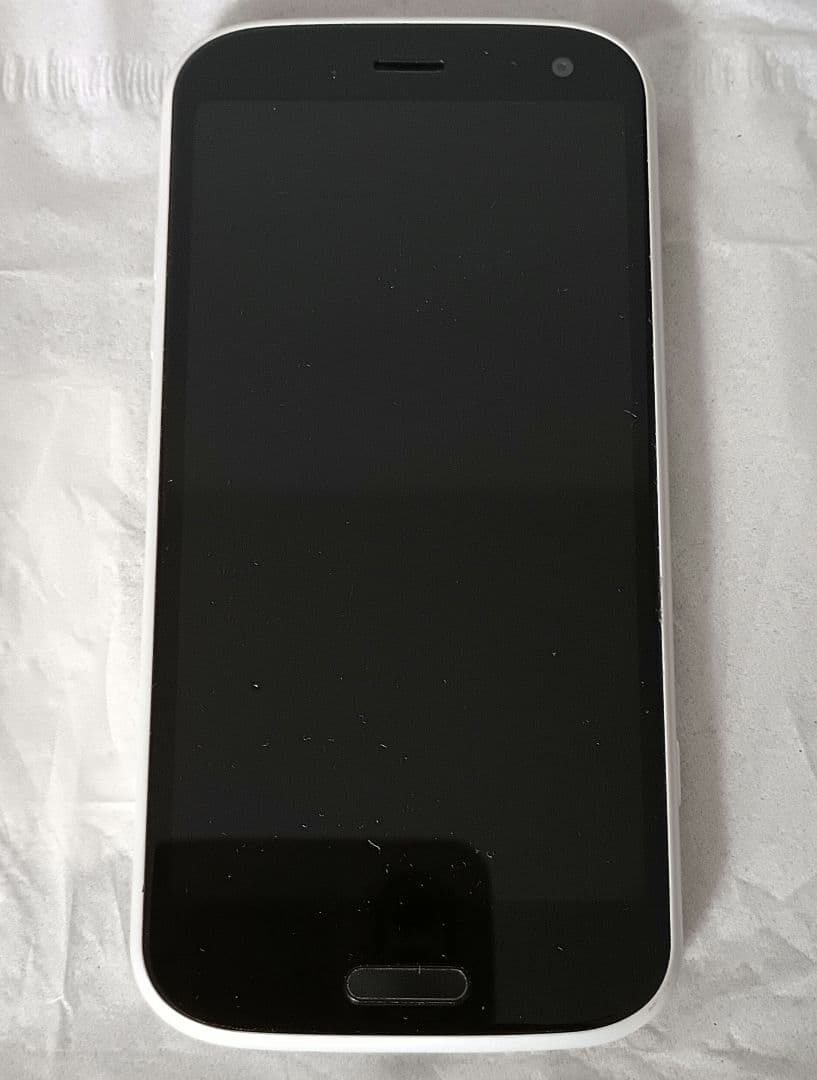 docomo「らくらくスマートフォン F-52B」 ホワイト
