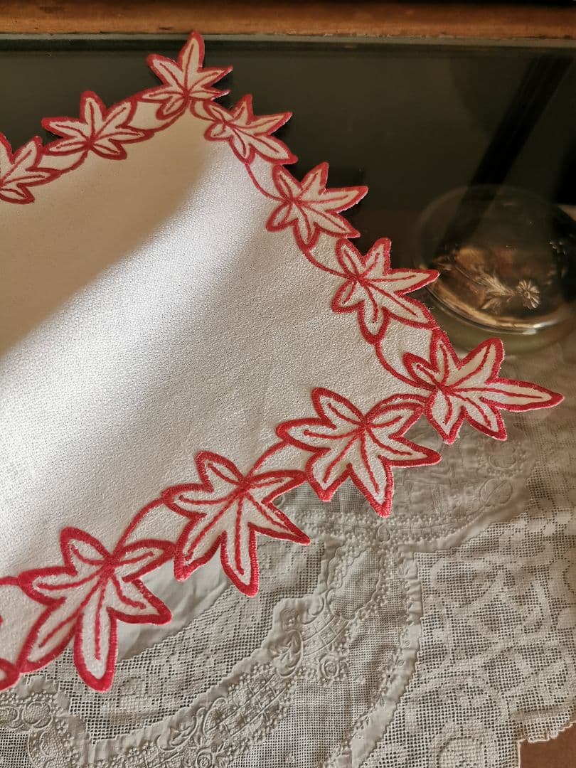 アンティークフランス カットワーク 赤糸刺繍 メープル 楓の葉 縮緬風ドイリー