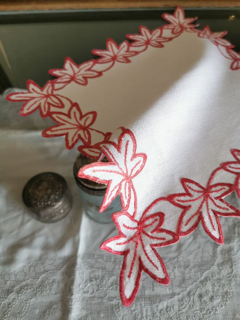 アンティークフランス カットワーク 赤糸刺繍 メープル 楓の葉 縮緬風ドイリー