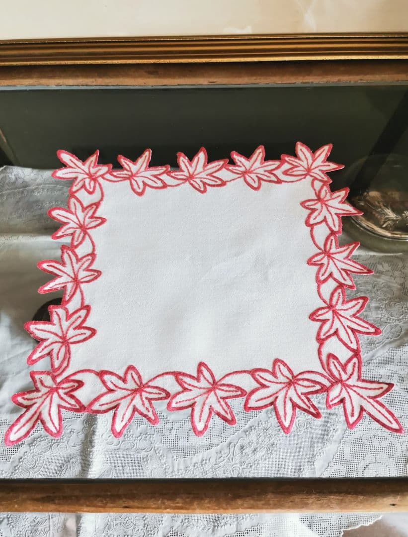 アンティークフランス カットワーク 赤糸刺繍 メープル 楓の葉 縮緬風ドイリー