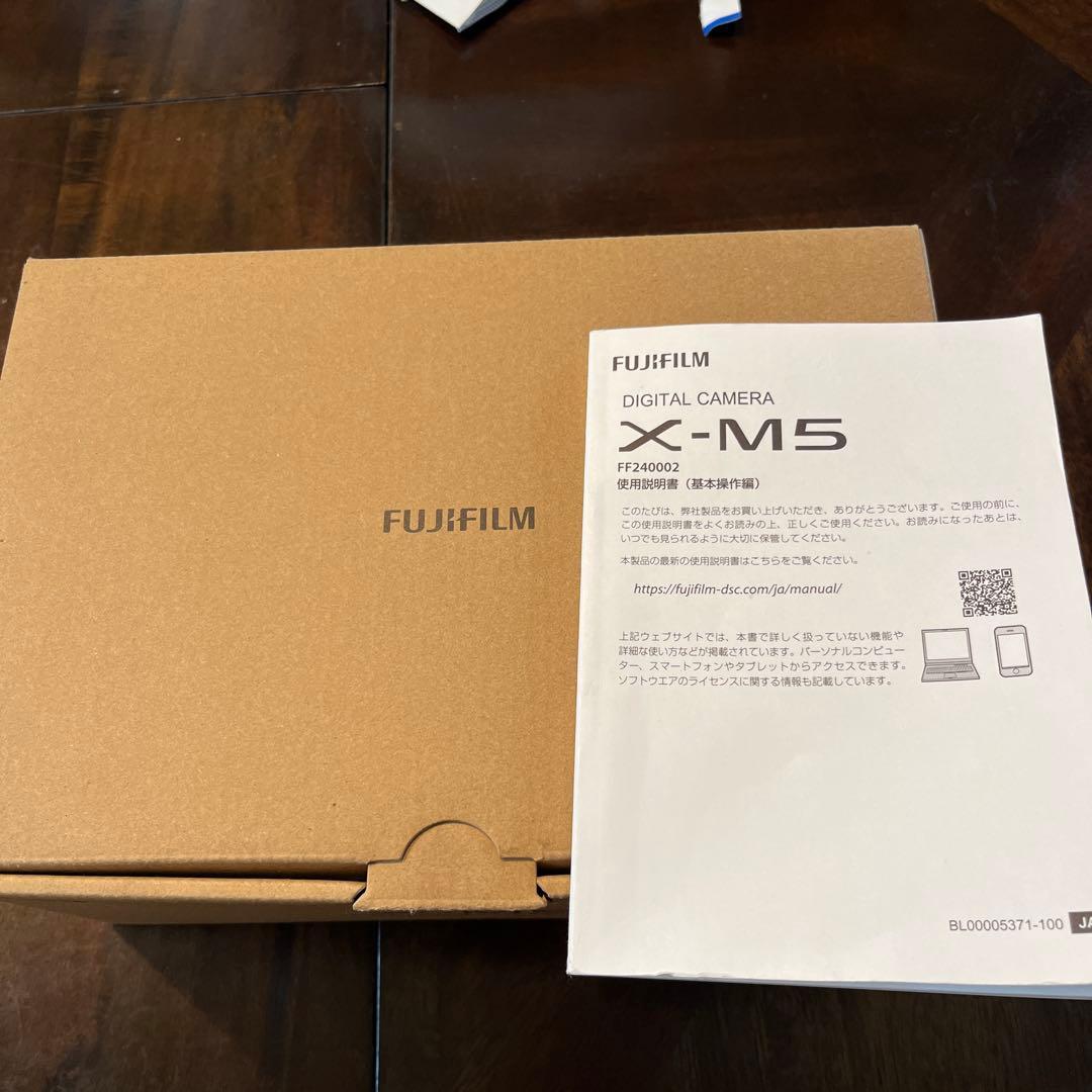Fujifilm X-M5レンズキット + 単焦点レンズ＋充電バッテリー