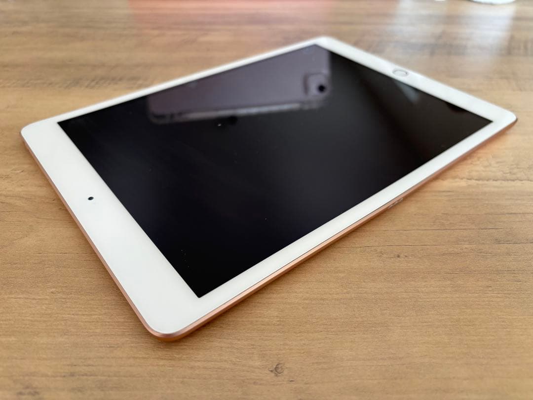 第8世代 iPad (純正ペン、純正充電コード付)
