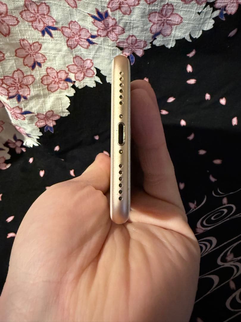 Apple iPhone 8 本体　iFACEケース付き