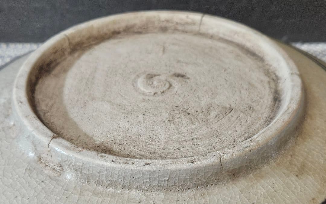 【東南アジア古陶磁器】時代古作品　安南系　黒呉須　魚に唐草文　31.7cm大鉢
