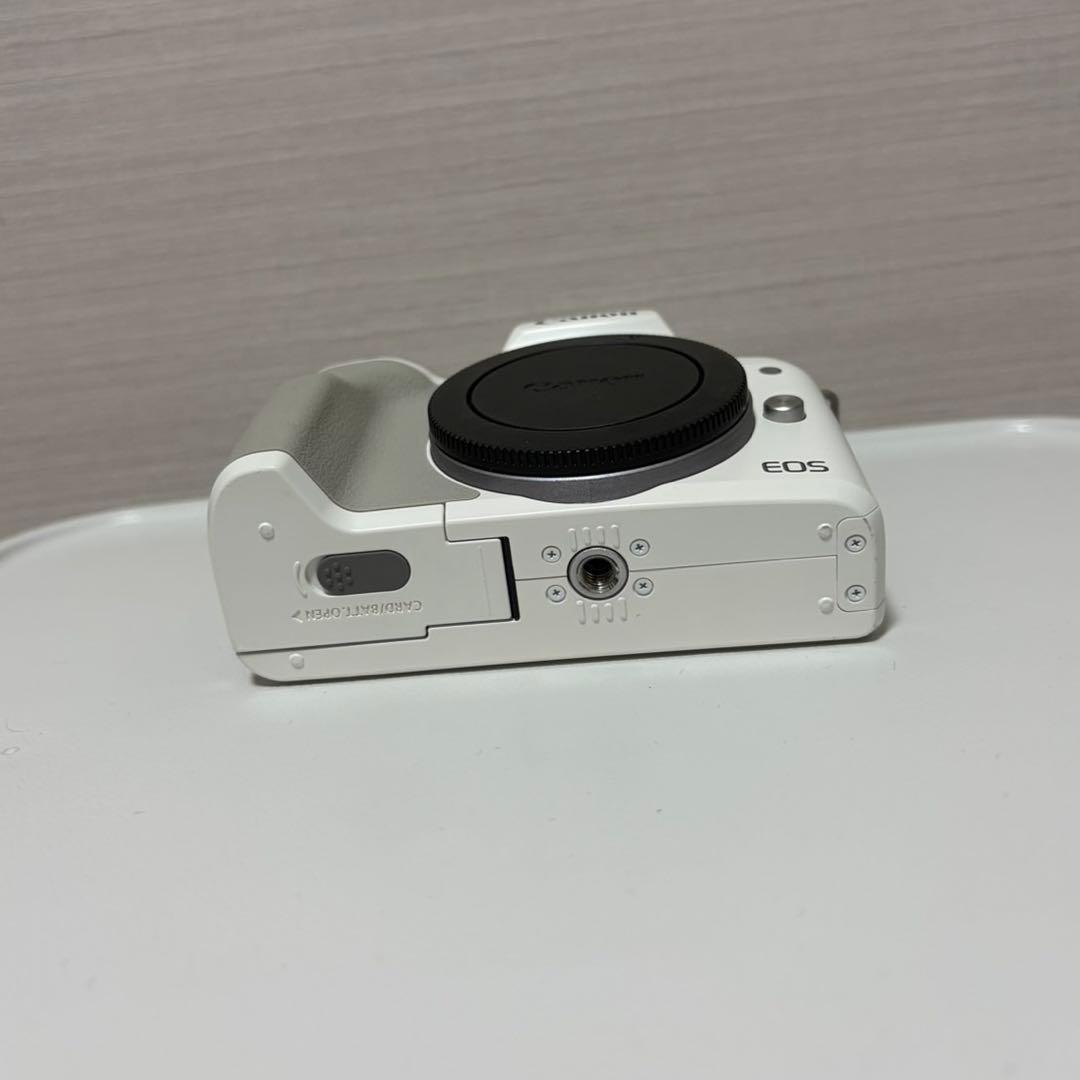Canon EOS Kiss M2 ダブルズームキット(ホワイト)