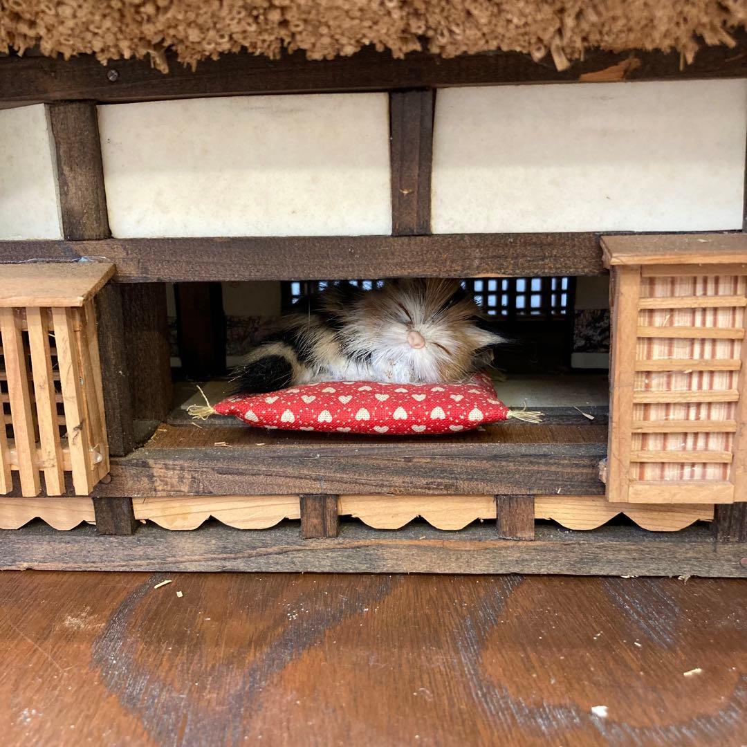 昭和レトロ 木製 古民家模型 藁屋根 茅葺き屋根 曲がり屋 馬屋 猫 ネコ 置物