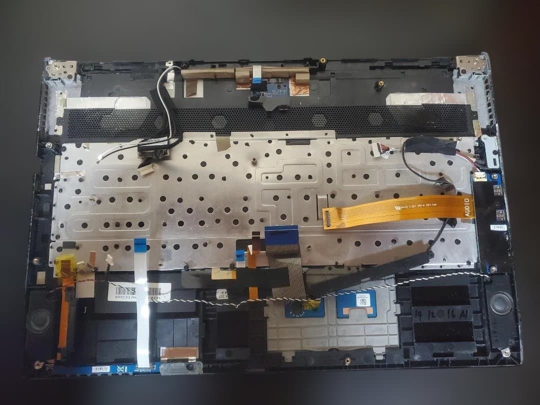 ノートパソコン用液晶ディスプレイと部品