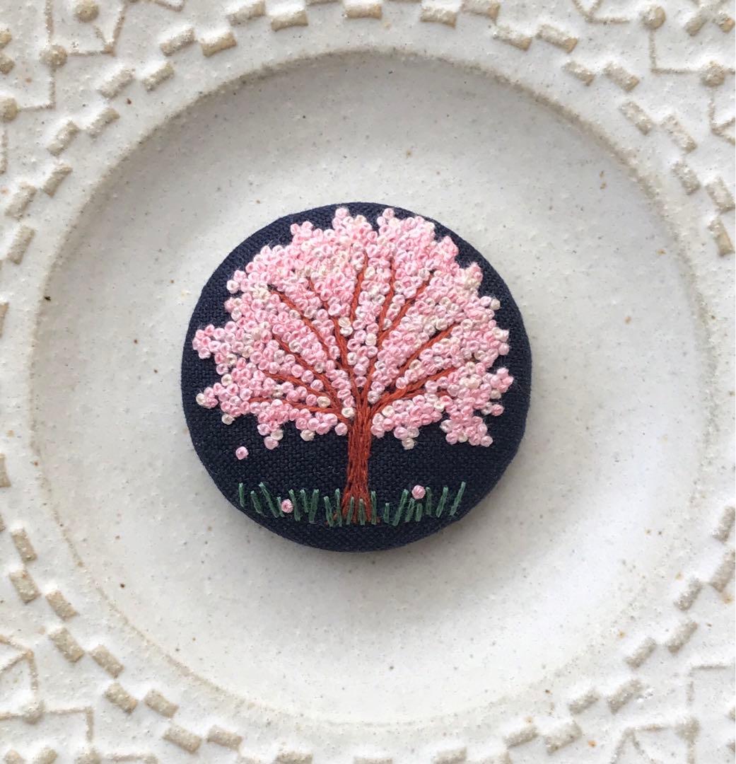 刺繍ブローチ　ハンドメイド　moco