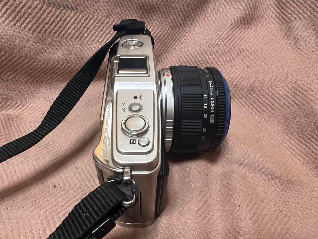 OLYMPUS PEN E-P1ミラーレス一眼 14-42mmレンズ付き