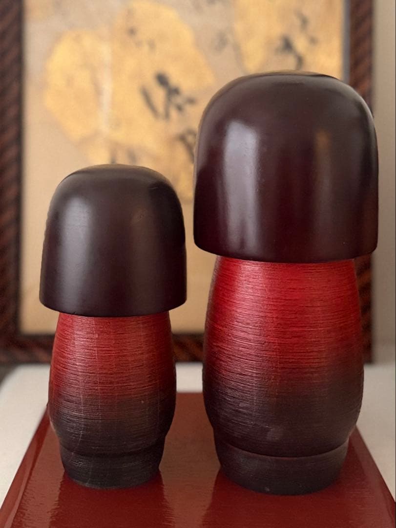 藤川正衛 作 こけし 18.5・24.5cm 高級飾り台付き（黒／朱 両面