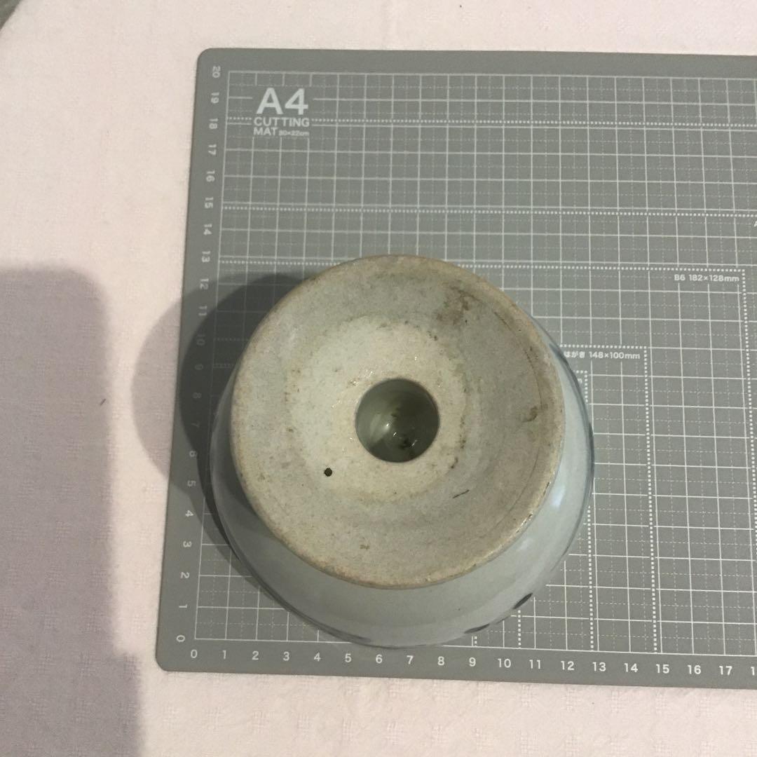 青い花模様の高脚ボウル　高台、陶器アンティーク、茶碗　年代物￼