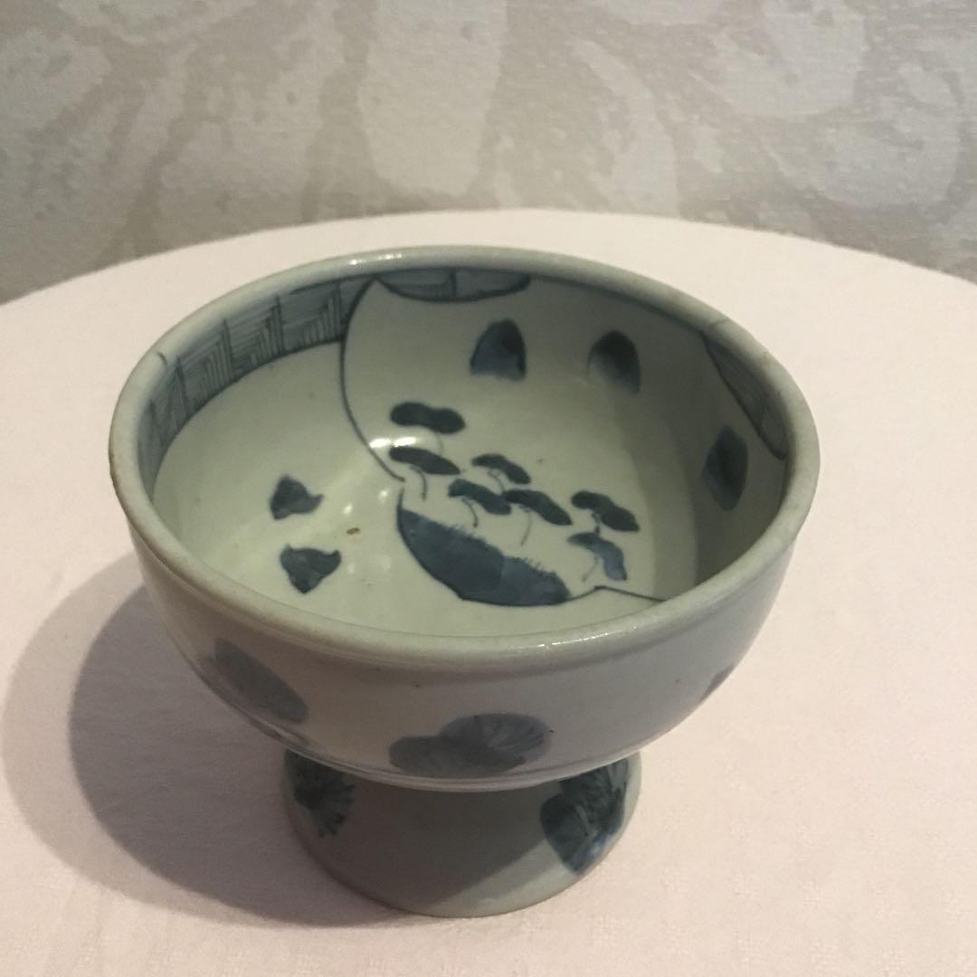 青い花模様の高脚ボウル　高台、陶器アンティーク、茶碗　年代物￼