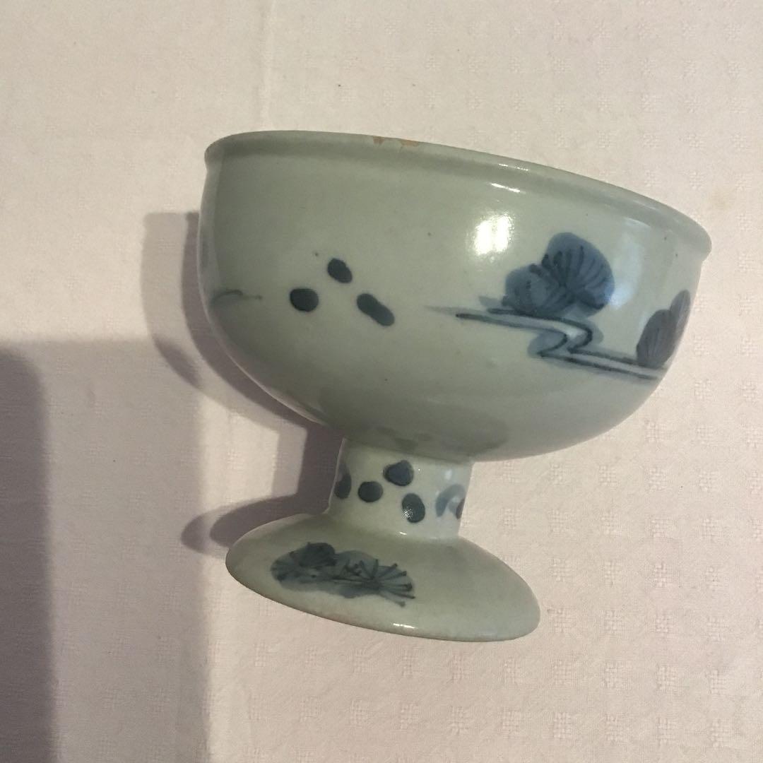 青い花模様の高脚ボウル　高台、陶器アンティーク、茶碗　年代物￼