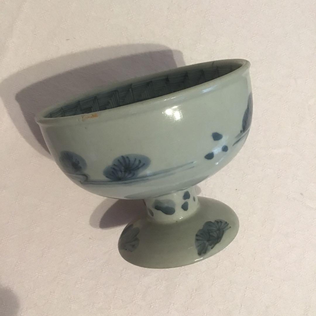 青い花模様の高脚ボウル　高台、陶器アンティーク、茶碗　年代物￼