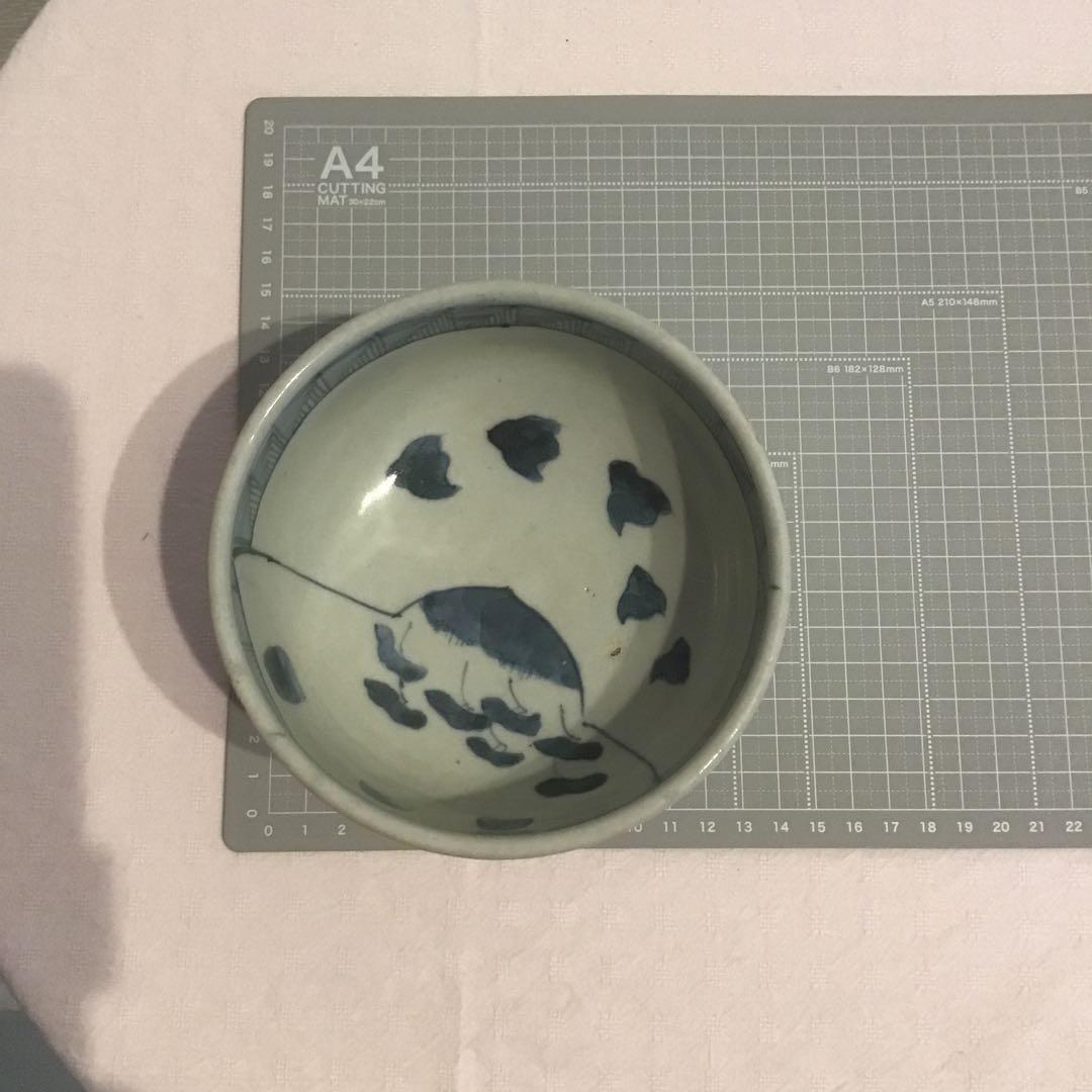 青い花模様の高脚ボウル　高台、陶器アンティーク、茶碗　年代物￼