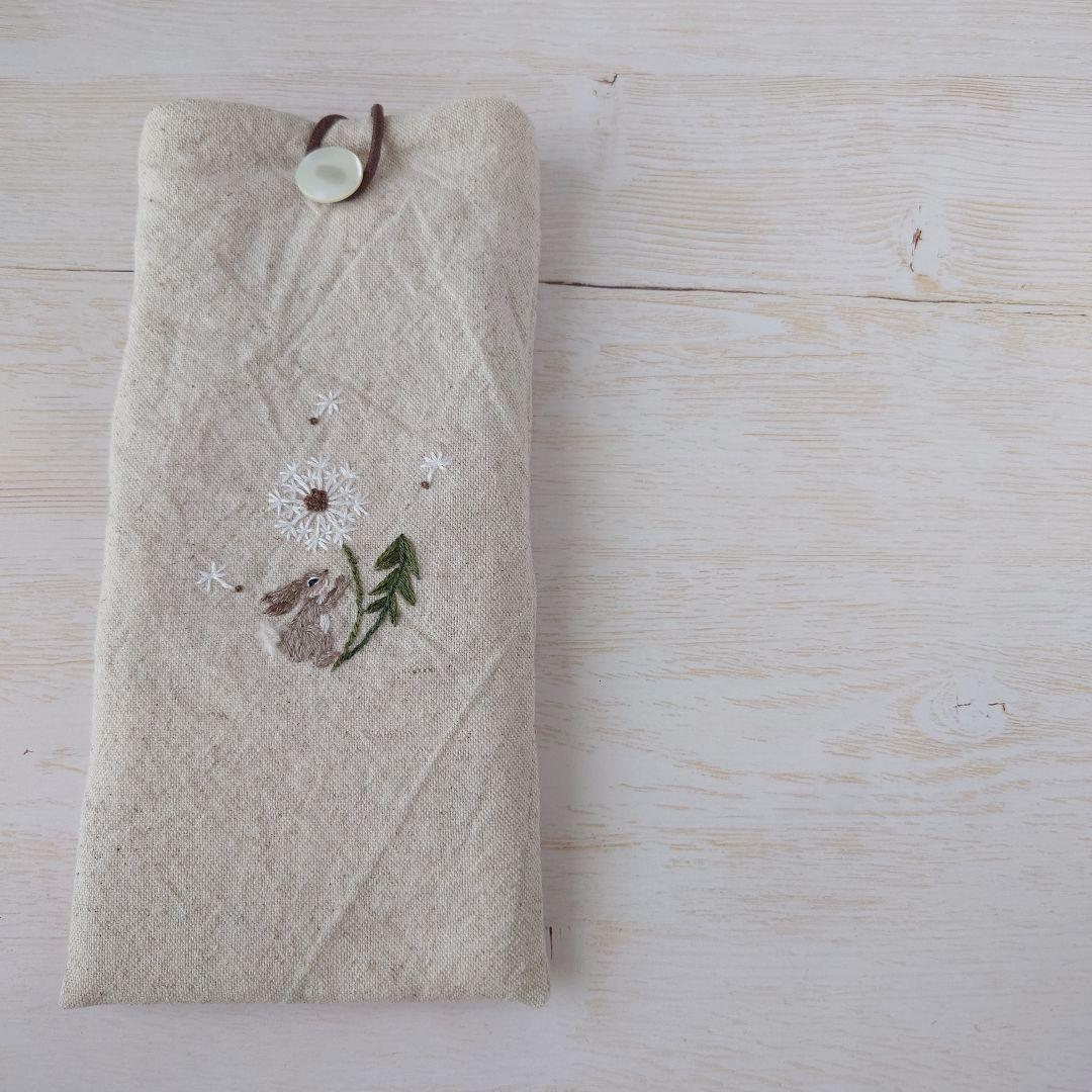 手刺繍入　貝ボタン付き メガネケース/ペンケース【うさこと綿毛】