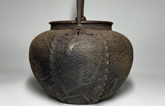 稀少 美品 龍文堂造 幾何紋 提手銀粒象嵌 26.8cm 波模様 鉄瓶 中型