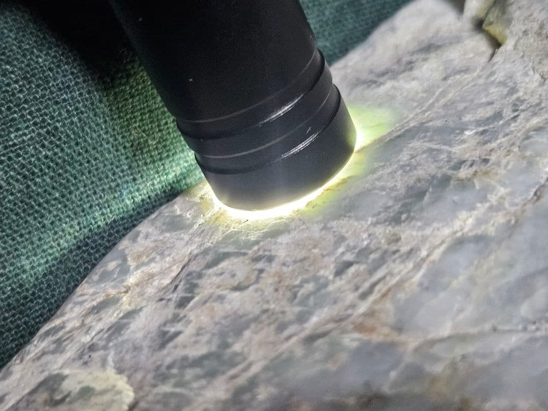 【金山谷翡翠】部分ロウカン質薄緑 約877g