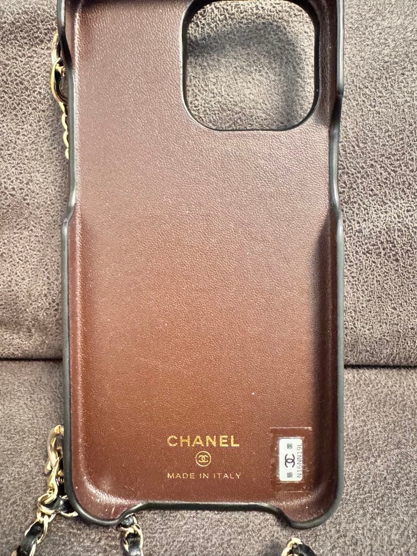 CHANEL iPhone キャビアスキン　15 pro Max マトラッセ