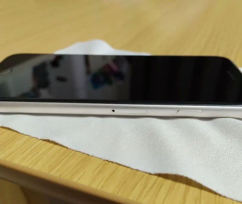 iPhoneSE (第3世代) 64GB スターライト SIMフリー【本体のみ】