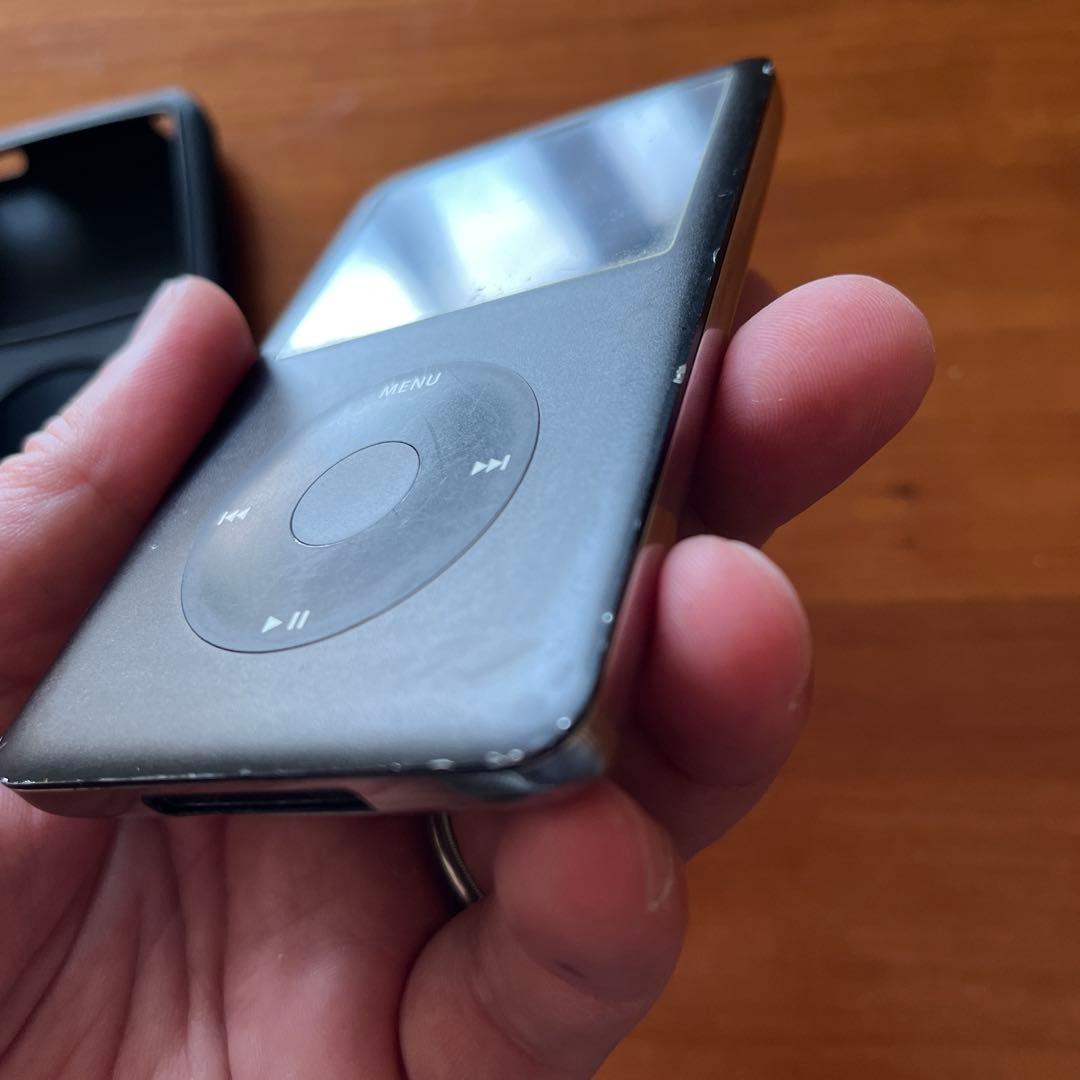 iPod classic 80GB ブラック 本体、シリコンカバー、ケーブル付き