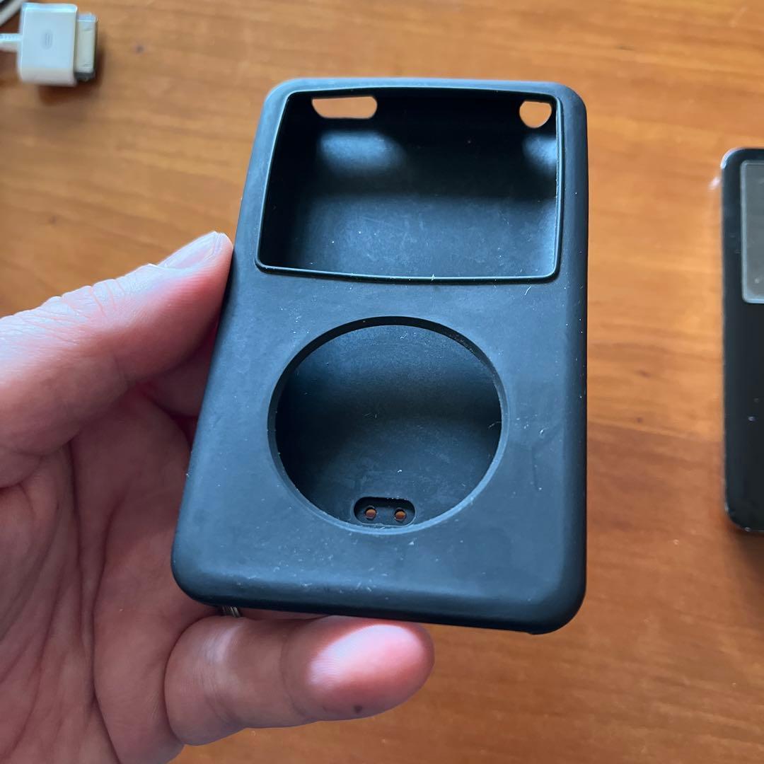 iPod classic 80GB ブラック 本体、シリコンカバー、ケーブル付き