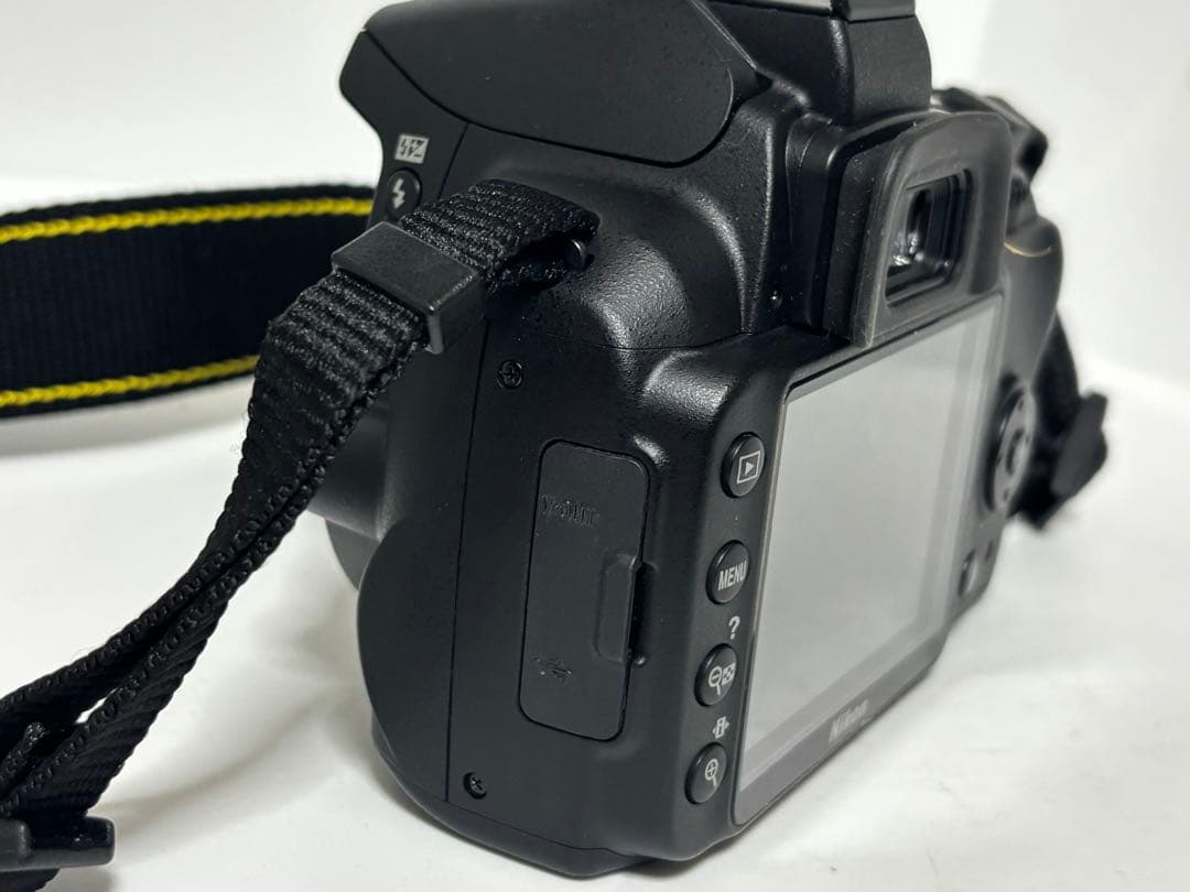 【美品】Nikon ニコン D3000 ボディ