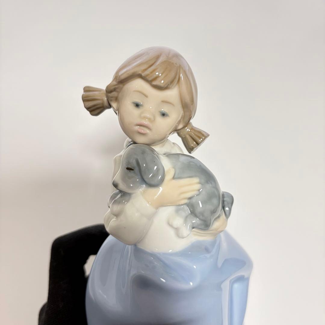 NAO by LLADRO ナオ バイ リヤドロ 仔犬を抱える少女 陶器 置物