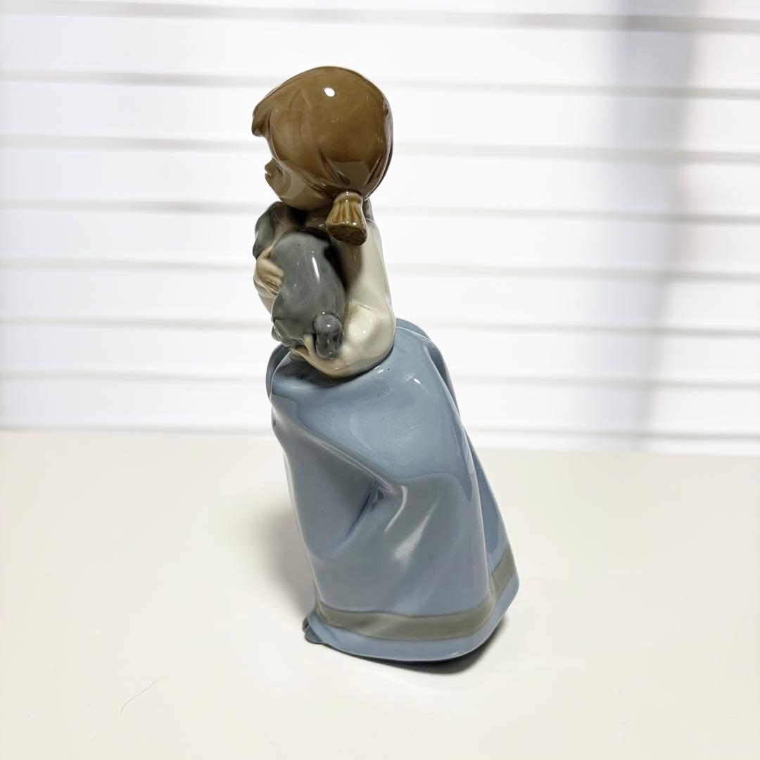 NAO by LLADRO ナオ バイ リヤドロ 仔犬を抱える少女 陶器 置物