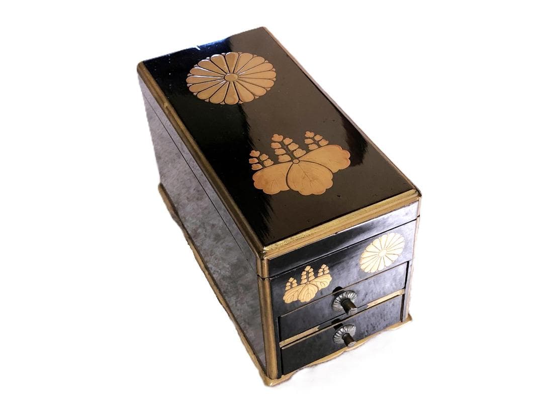 【 江戸期行灯道具箱 】　木彫本漆塗　十六弁二重菊・五七桐紋　火箸芯切り和蠟燭付