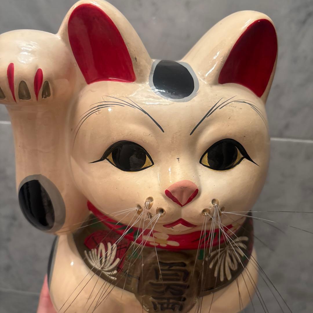 アンティーク手描きの美しい眉毛や長いヒゲが美しい特大の招き猫
