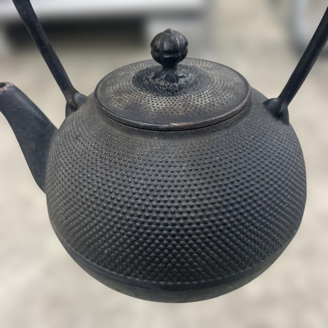 黒い鋳鉄製鉄瓶 凹凸模様