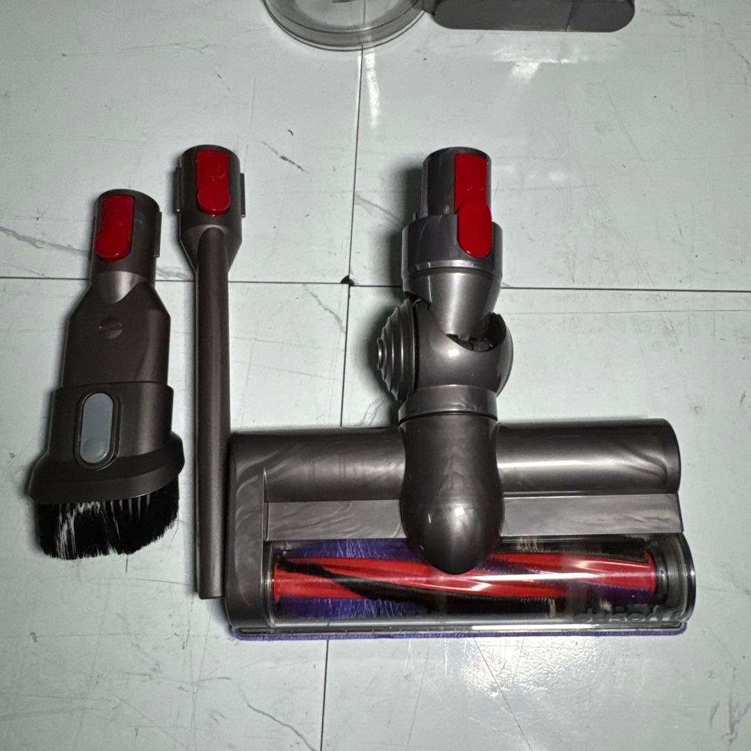Dyson V7 Slim 動作確認済 簡易清掃済 付属品一式！ 【A-126】