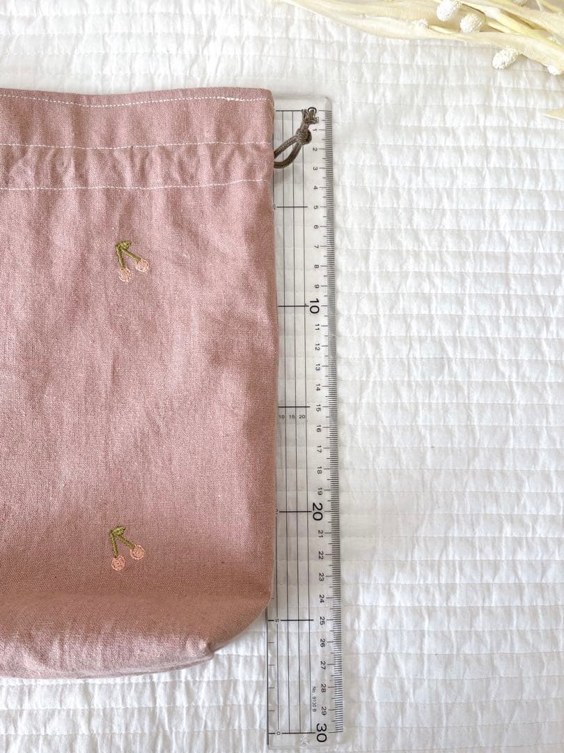 ハンドメイド✳︎ マチあり巾着　さくらんぼ刺繍　くすみピンク