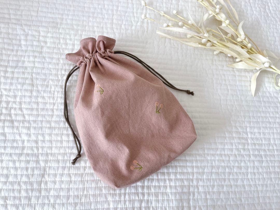 ハンドメイド✳︎ マチあり巾着　さくらんぼ刺繍　くすみピンク
