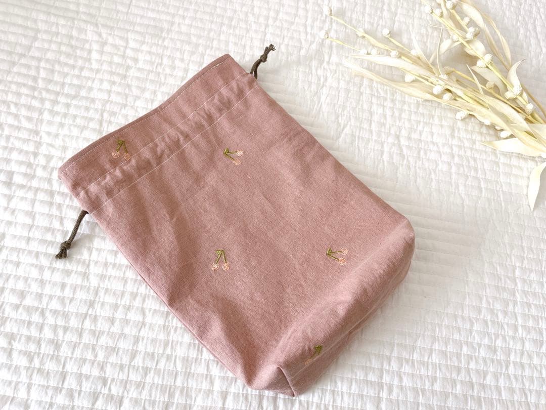 ハンドメイド✳︎ マチあり巾着　さくらんぼ刺繍　くすみピンク
