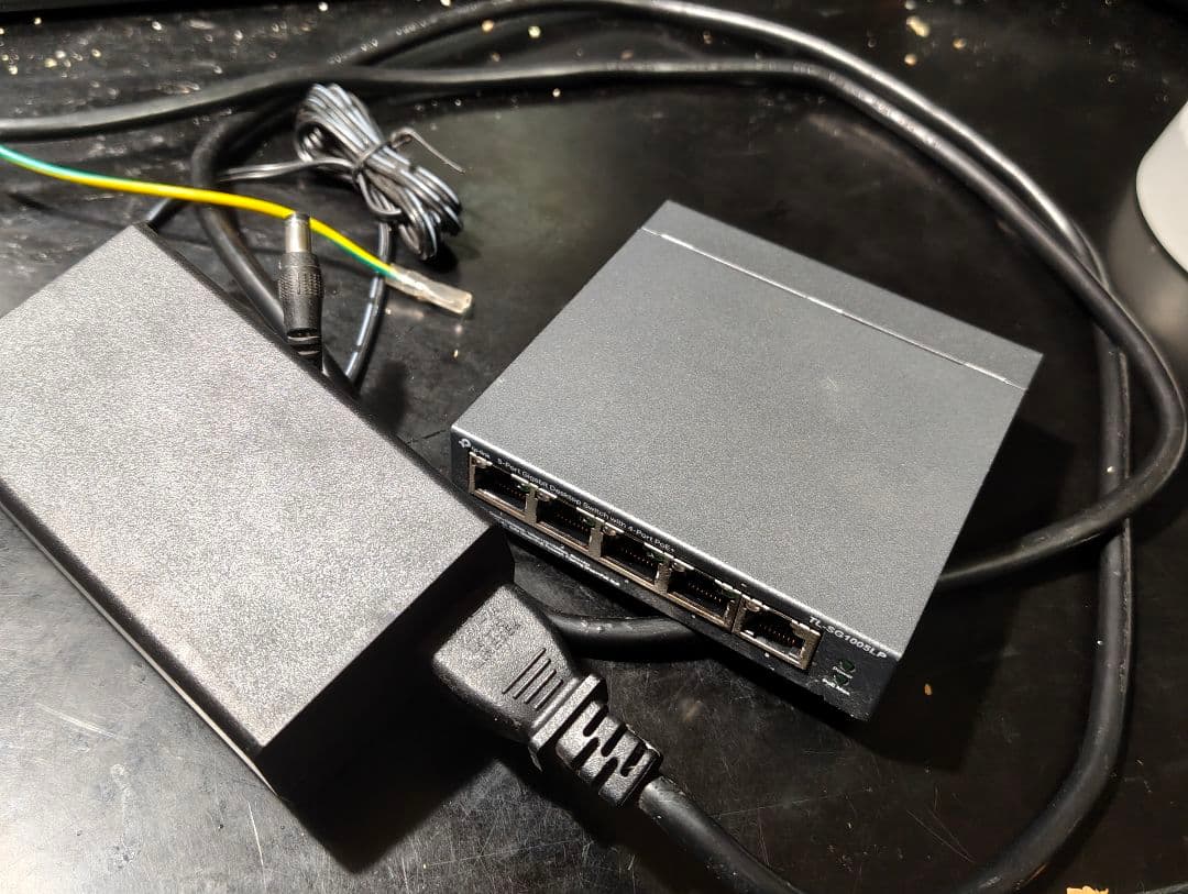 AXIS M3047-P 2台とTL-SG1005LP