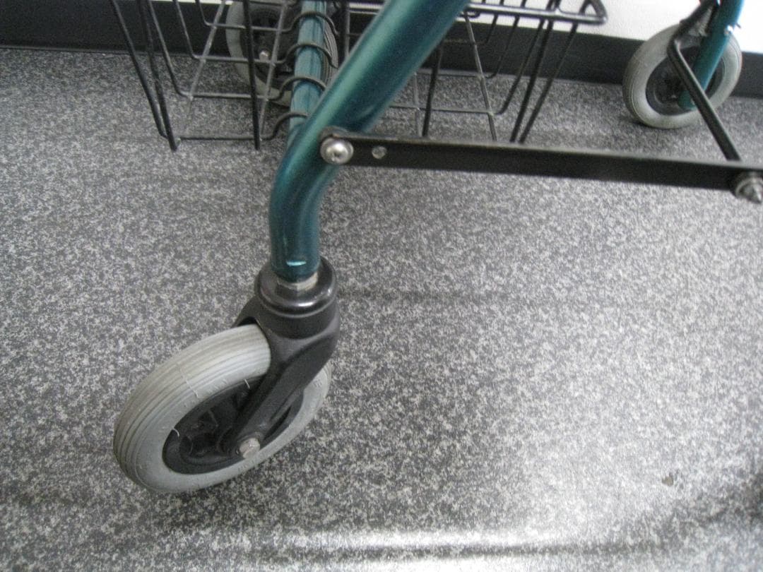【カワムラサイクル】四輪歩行車 KW20 グリーン バスケット付き ①