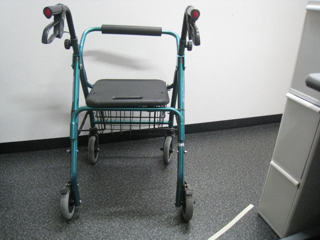 【カワムラサイクル】四輪歩行車 KW20 グリーン バスケット付き ①