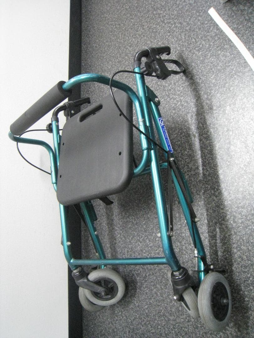 【カワムラサイクル】四輪歩行車 KW20 グリーン バスケット付き ①