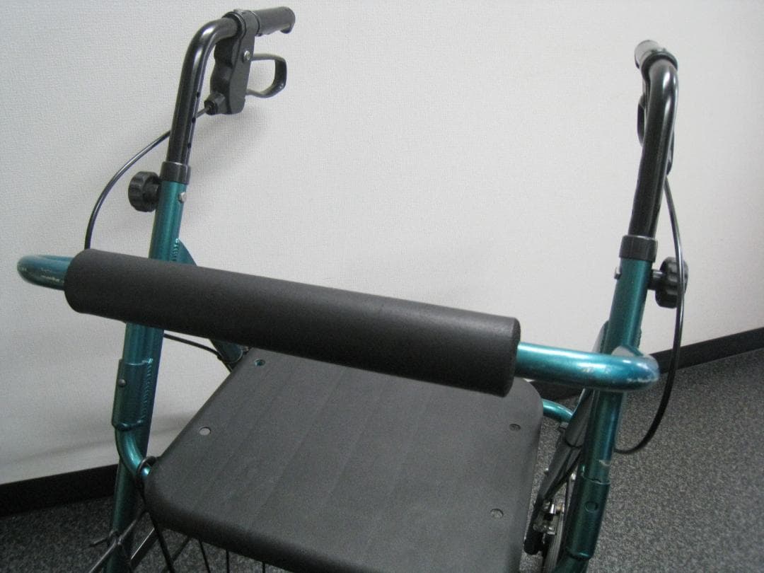 【カワムラサイクル】四輪歩行車 KW20 グリーン バスケット付き ①