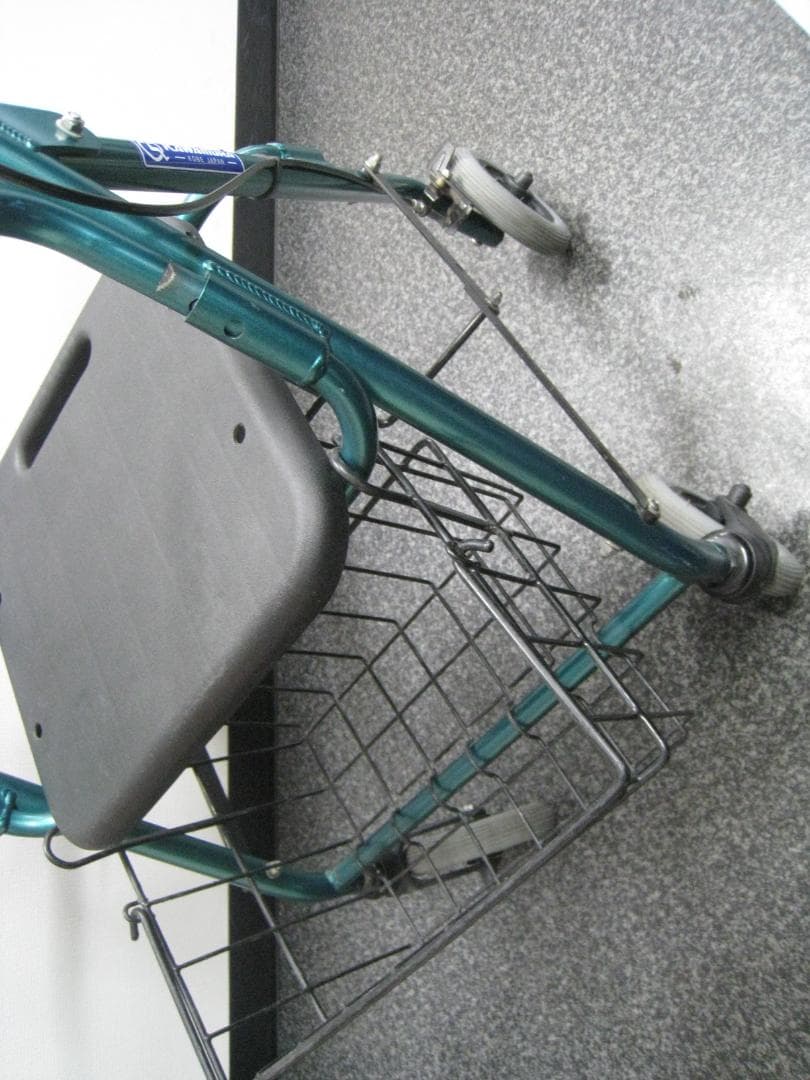 【カワムラサイクル】四輪歩行車 KW20 グリーン バスケット付き ①