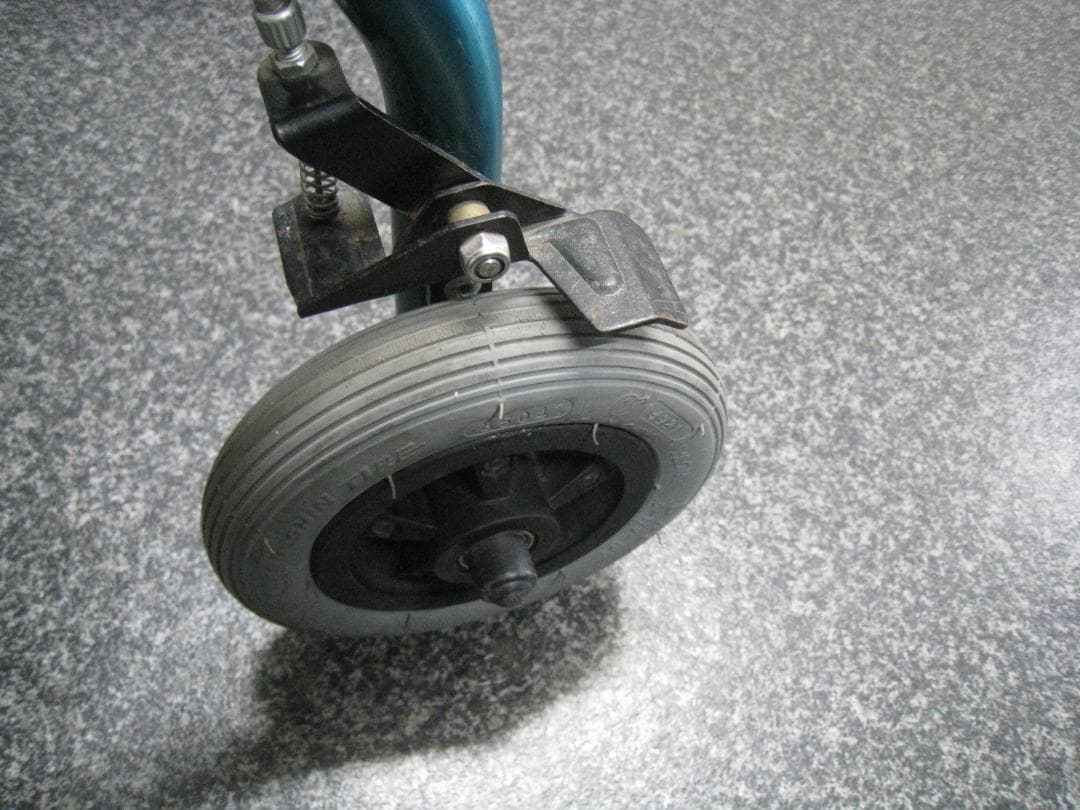 【カワムラサイクル】四輪歩行車 KW20 グリーン バスケット付き ①