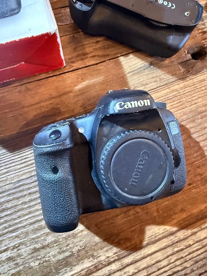 Canon EOS 7D &バッテリーグリップ。バッテリー、メモリーカードなし。