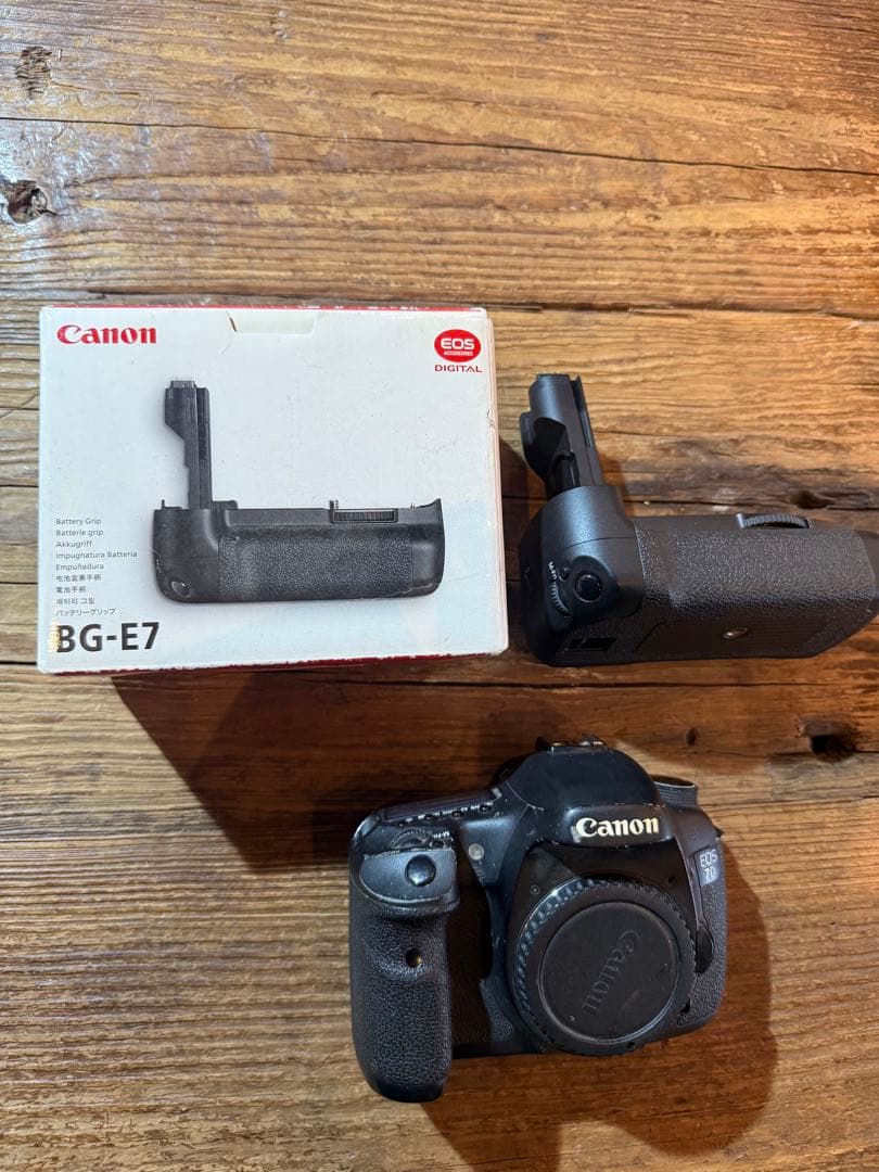 Canon EOS 7D &バッテリーグリップ。バッテリー、メモリーカードなし。