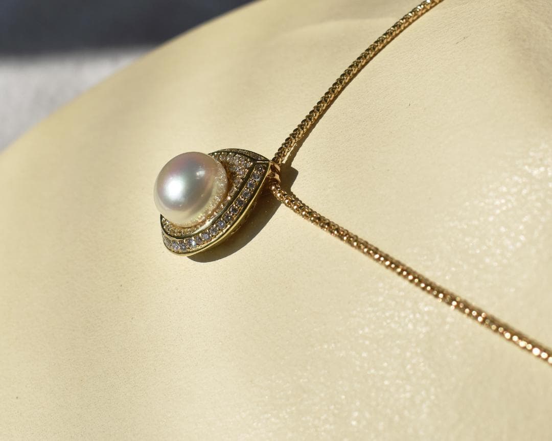 【新品】１８Ｋ　豪華なパールペンダントトップ　ダイヤ付き