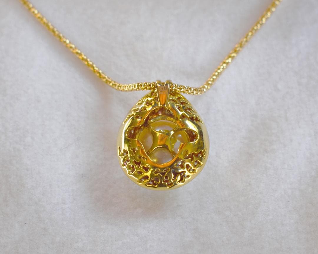【新品】１８Ｋ　豪華なパールペンダントトップ　ダイヤ付き