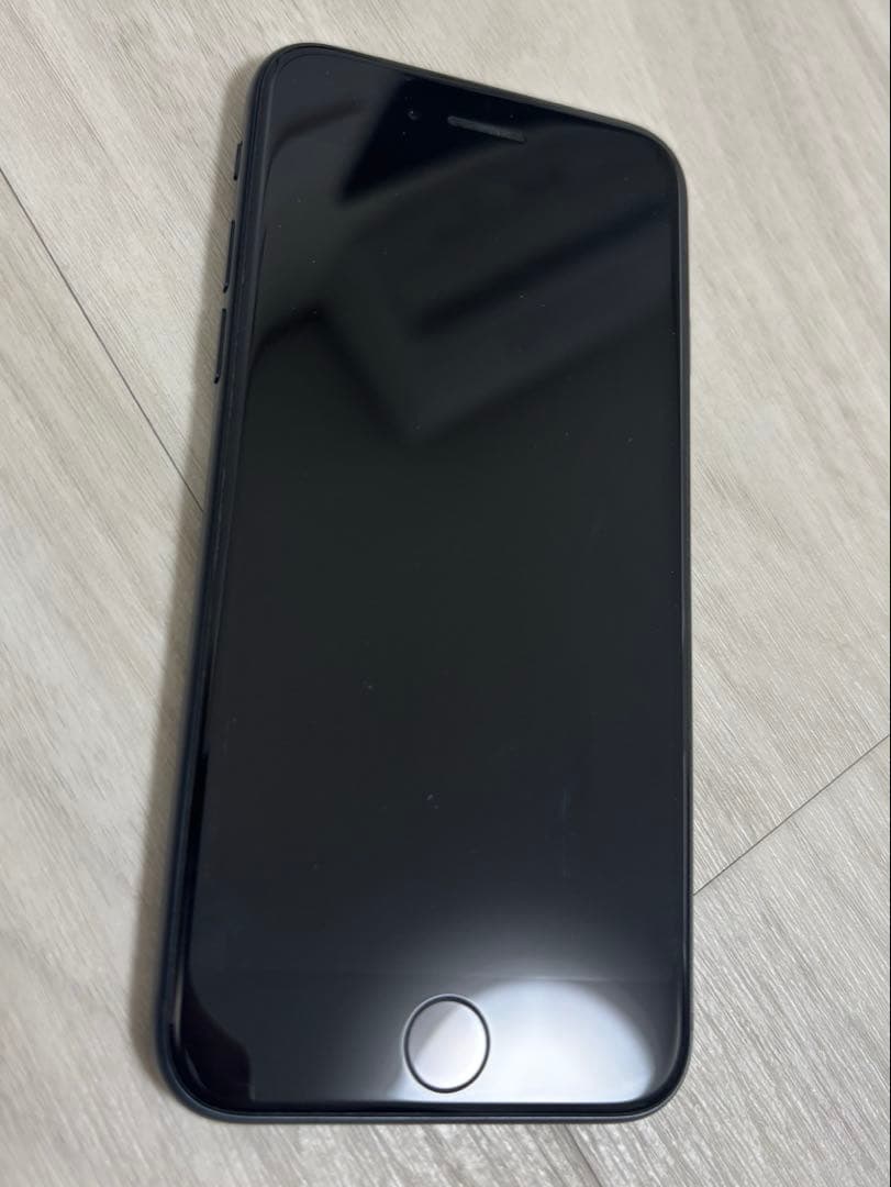 AppleiPhoneSE3 64GB SIMフリー フィルム付バッテリー82%